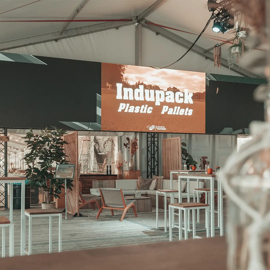 100 m² de tentes et de sols résistants