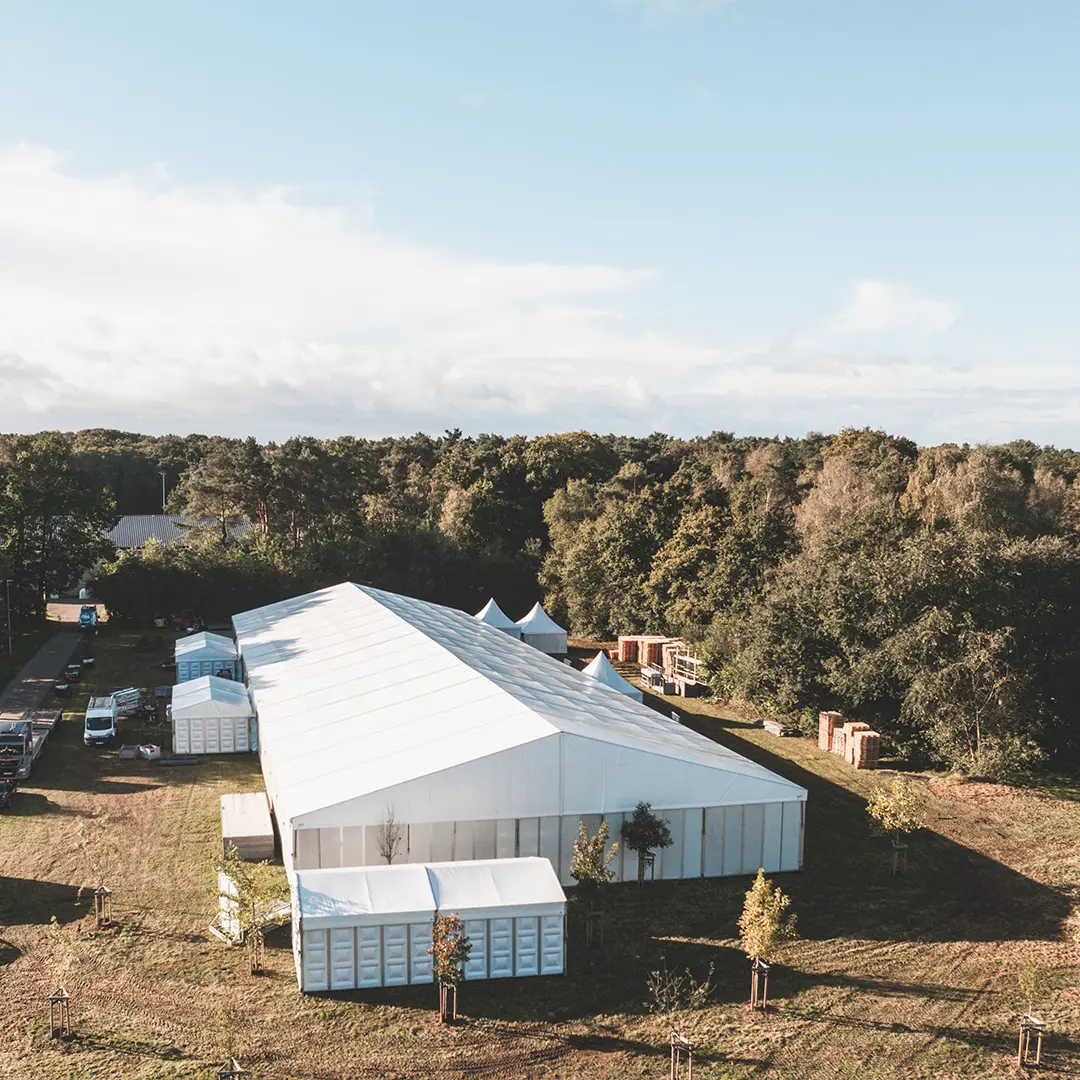 Tente de 24 x 70 mètres avec une hauteur latérale de 4 m